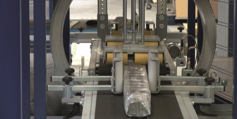 Orbit Series semi-automatic horizontal stretch wrappers - Robopac USA